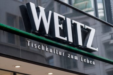 Hamburg, Almanya - 28 Mart 2021: Weitz adlı mutfak aksesuarları, porselenler, cam eşyalar ve ev aksesuarları satan Alman şirketinin imzası