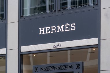Hamburg, Almanya - 28 Mart 2021 Hermes mağaza tabelası. Fransız yüksek moda ürünleri üreticisi deri, yaşam tarzı aksesuarları, parfüm, mücevher ve hazır giyim konusunda uzmandır.