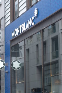 Hamburg, Almanya - 28 Mart 2021 Montblanc mağazası. Montblanc International, Alman bir müzik aleti, saat, mücevher, göz giysisi ve deri ürünleri üreticisi.