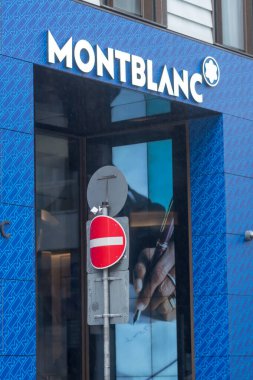 Hamburg, Almanya - 28 Mart 2021 Montblanc mağazası. Montblanc International, Alman bir müzik aleti, saat, mücevher, göz giysisi ve deri ürünleri üreticisi.