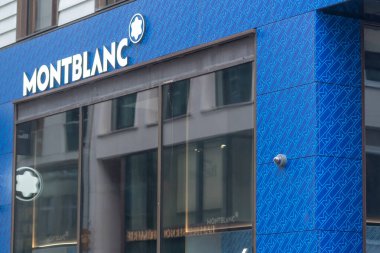 Hamburg, Almanya - 28 Mart 2021 Montblanc mağazası. Montblanc International, Alman bir müzik aleti, saat, mücevher, göz giysisi ve deri ürünleri üreticisi.
