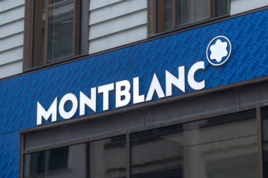 Hamburg, Almanya - 28 Mart 2021 Montblanc mağazası. Montblanc International, Alman bir müzik aleti, saat, mücevher, göz giysisi ve deri ürünleri üreticisi.