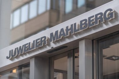 Hamburg, Almanya - 28 Mart 2021: Kuzey Almanya 'da kaliteli mücevherler ve özel saatler uzmanı Juwelier Mahlberg' in imzası