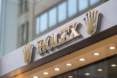Hamburg, Almanya - 28 Mart 2021: İsviçreli saatçi Rolex bir mücevherin önünde imza attı. Rolex yüksek kaliteli, lüks kol saati üreticisi.