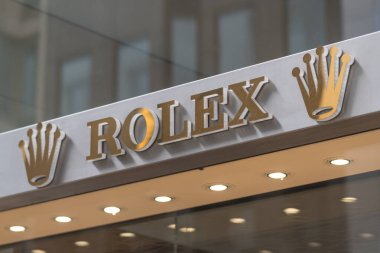 Hamburg, Almanya - 28 Mart 2021: İsviçreli saatçi Rolex bir mücevherin önünde imza attı. Rolex yüksek kaliteli, lüks kol saati üreticisi.