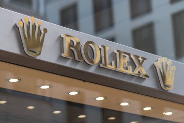 Hamburg, Almanya - 28 Mart 2021: İsviçreli saatçi Rolex bir mücevherin önünde imza attı. Rolex yüksek kaliteli, lüks kol saati üreticisi.