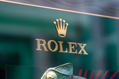Hamburg, Almanya - 28 Mart 2021: İsviçreli saatçi Rolex reklamı. Rolex yüksek kaliteli, lüks kol saati üreticisi.