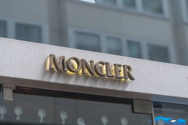 Hamburg, Almanya - 28 Mart 2021: Moncler mağaza tabelası. Moncler S.P.A, İtalyan giyim ve yaşam tarzı üreticisi Ren Ramillon tarafından en çok spor ceketleri ve spor kıyafetleri ile tanınan markadır.