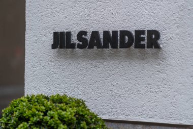 Hamburg, Almanya - 28 Mart 2021: Jil Sander mağaza tabelası, lüks bir moda evi