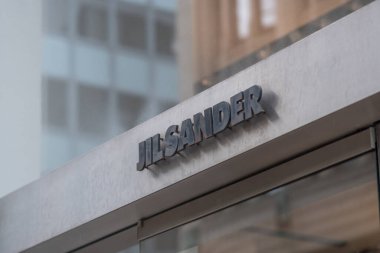 Hamburg, Almanya - 28 Mart 2021: Jil Sander mağaza tabelası, lüks bir moda evi