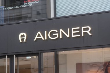 Hamburg, Almanya - 28 Mart 2021 Aigner mağaza tabelası. 1965 'te kurulan marka sadece el çantaları ve deri ürünler üretiyor. Yavaş yavaş mücevher, saat, kadın giyim ve erkek giyim sektörüne dönüştü.