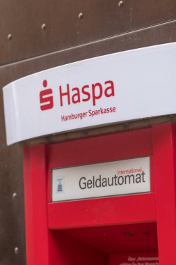 Hamburg, Almanya - 28 Mart 2021: Hamburg merkezli 5 kamu tasarruf bankasından biri olan Haspa Hamburger Sparkasse banka şubesi