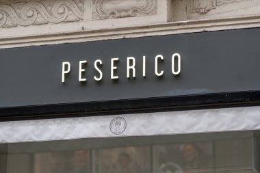 Hamburg, Almanya - 28 Mart 2021: Peserico mağaza tabelası, lüks kadın giyim markası