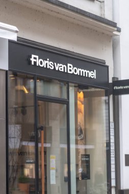 Hamburg, Almanya - 28 Mart 2021: Floris van Bommel mağaza girişi, erkek ve kadın ayakkabı üreticisi