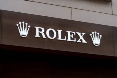 Hamburg, Almanya - 28 Mart 2021: İsviçreli saatçi Rolex bir mağazanın önünde imza attı. Rolex yüksek kaliteli, lüks kol saati üreticisi.
