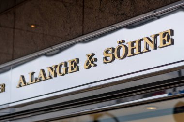 Hamburg, Almanya - 28 Mart 2021: Alman lüks ve prestij saati üreticisi Lange Uhren GmbH 'nin bir markası olan A. Lange & Sohne' un işareti