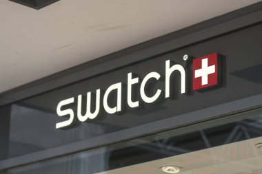 Hamburg, Almanya - 28 Mart 2021 Swatch mağazası tabelası. Swatch, 1983 yılında Nicolas Hayek tarafından kurulan İsviçreli bir saatçi ve The Swatch Group 'un yan kuruluşu. 