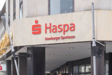 Hamburg, Almanya - 28 Mart 2021: Hamburger Sparkasse banka şubesi, Hamburg merkezli 5 serbest kamu tasarruf bankasından biri