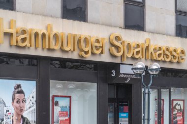 Hamburg, Almanya - 28 Mart 2021: Hamburger Sparkasse banka logosu yerel bir şubede. Sparkasse bir kamu sektörü finans kuruluşudur.
