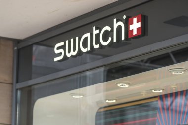Hamburg, Almanya - 28 Mart 2021 Swatch mağazası tabelası. Swatch, 1983 yılında Nicolas Hayek tarafından kurulan İsviçreli bir saatçi ve The Swatch Group 'un yan kuruluşu. 