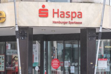 Hamburg, Almanya - 28 Mart 2021: Hamburger Sparkasse banka şubesi, Hamburg merkezli 5 serbest kamu tasarruf bankasından biri