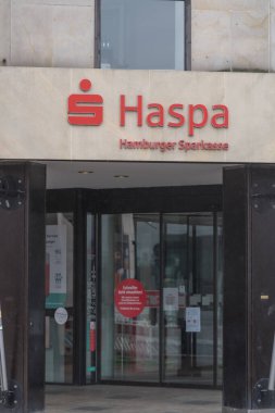 Hamburg, Almanya - 28 Mart 2021: Hamburger Sparkasse banka şubesi, Hamburg merkezli 5 serbest kamu tasarruf bankasından biri