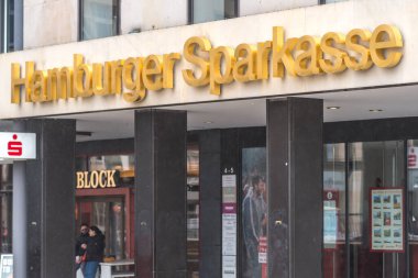 Hamburg, Almanya - 28 Mart 2021: Hamburger Sparkasse banka logosu yerel bir şubede. Sparkasse bir kamu sektörü finans kuruluşudur.
