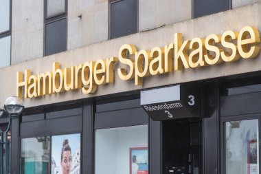 Hamburg, Almanya - 28 Mart 2021: Hamburger Sparkasse banka logosu yerel bir şubede. Sparkasse bir kamu sektörü finans kuruluşudur.