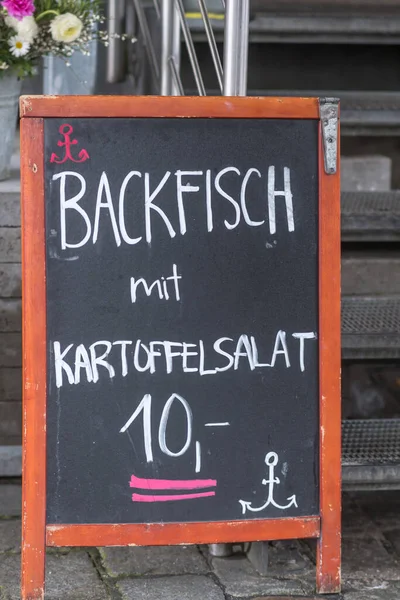 Restaurant Speisekarte Mit Backfisch Mit Kartoffelsalat — Stockfoto