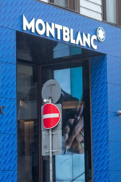 Hamburg, Almanya - 28 Mart 2021 Montblanc mağazası. Montblanc International, Alman bir müzik aleti, saat, mücevher, göz giysisi ve deri ürünleri üreticisi.