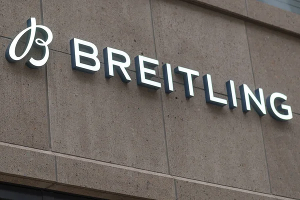 Hamburg, Almanya - 28 Mart 2021: Breitling tabelası. Breitling SA, İsviçre yapımı lüks bir saat tamircisidir. Havacılar için hassas kronometrelerle tasarlanmıştır. 