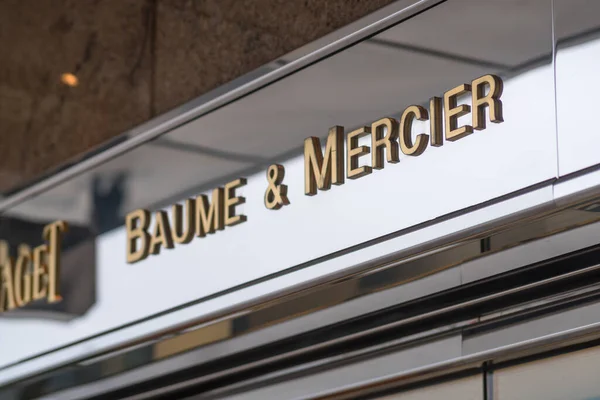 Hamburg, Almanya - 28 Mart 2021: İsviçreli lüks saat tamircisi Baume & Mercier 'in imzası