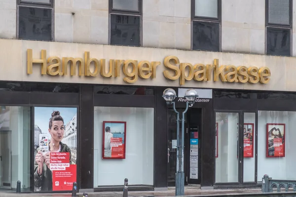 Hamburg, Almanya - 28 Mart 2021: Hamburger Sparkasse banka logosu yerel bir şubede. Sparkasse bir kamu sektörü finans kuruluşudur.