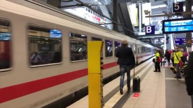 Berlin, Almanya - 9 Temmuz 2020: Deutsche Bahn 's Intercity (IC) treni geldi