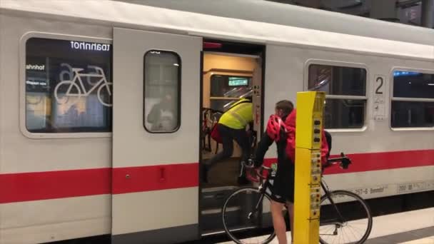 德国柏林 2020年7月9日 德国铁路 Deutsche Bahn Intercity 员工佩戴防护面具 帮助乘客骑自行车 — 图库视频影像