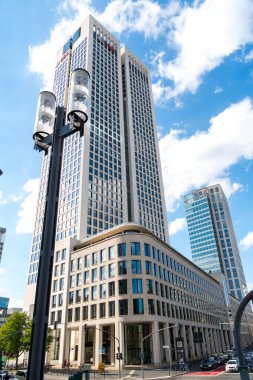 Frankfurt am Main, Almanya - 27 Haziran 2020: UBS Avrupa SE merkez ofis gökdeleni. UBS Group AG UBS Group SA UBS Group Inc., İsviçre yasaları uyarınca kurulmuş bir kamu şirketidir.