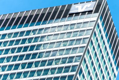 Frankfurt am Main, Almanya - 27 Haziran 2020: Bir binanın tepesindeki Frankfurter Volksbank kooperatif bankasının imzası