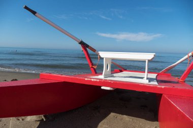 Katamaran kumun üzerinde kürek kurtarma