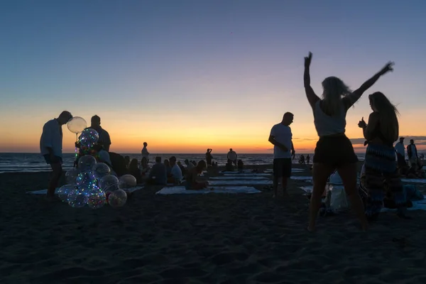 Fregene Ιταλία Αυγούστου 2019 Νέοι Χαλαρώνουν Και Χορεύουν Στην Παραλία — Φωτογραφία Αρχείου