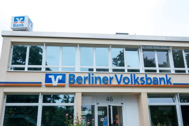 Berlin, Almanya - 17 Ağustos 2021: Berliner Volksbank şubesinin dış tabelaları. Berliner Volksbank eG, Almanya 'nın en büyük kooperatif bankalarından biridir.