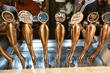 Berlin, Almanya - 18 Ağustos 2021: Bir bar tezgahının arkasında bira muslukları