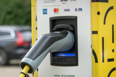Berlin, Almanya - 4 Haziran 2021: EBG tamamlayıcı GmbH elektrikli araçlar şarj istasyonu