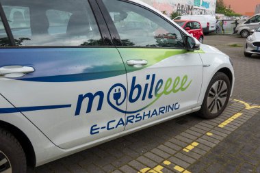 Berlin, Almanya - 4 Haziran 2021: Mobileeee GmbH tarafından kiralanmış bir araba, bütünsel, eko-verimli hareketlilik sunan bir şirket