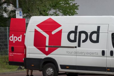 Berlin, Almanya - 4 Haziran 2021: DPD dağıtım aracı. Dynamic Parcel Distribution, GeoPost 'a ait bir paket teslimat şirketidir. Avrupa 'nın önde gelen iş-ticaret paket teslimat hizmetlerinden biridir.