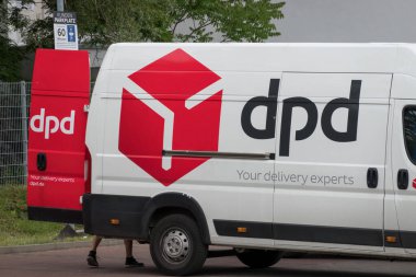 Berlin, Almanya - 4 Haziran 2021: DPD dağıtım aracı. Dynamic Parcel Distribution, GeoPost 'a ait bir paket teslimat şirketidir. Avrupa 'nın önde gelen iş-ticaret paket teslimat hizmetlerinden biridir.