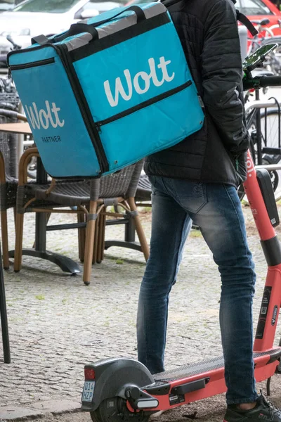 ベルリン ドイツ 2021年6月6日 仕事中のWolt配達人 Woltは 食品配送プラットフォームで知られるフィンランドの技術会社です — ストック写真