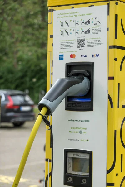 Berlin, Almanya - 4 Haziran 2021: EBG tamamlayıcı GmbH elektrikli araçlar şarj istasyonu