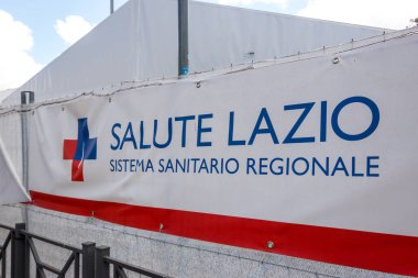 Roma, İtalya - 14 Temmuz 2021: İtalyan Kızıl Haç (Croce Rossa veya CRI) tarafından kurulan Lazio Covid-19 Aşılama Merkezi)