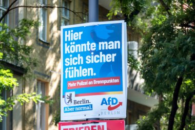 Berlin, Almanya - 2 Eylül 2021: AfD Alternatif Fuer Deutschland 'ın seçim kampanyası posteri, milliyetçi ve sağcı popülist siyasi parti