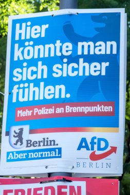 Berlin, Almanya - 2 Eylül 2021: AfD Alternatif Fuer Deutschland 'ın seçim kampanyası posteri, milliyetçi ve sağcı popülist siyasi parti